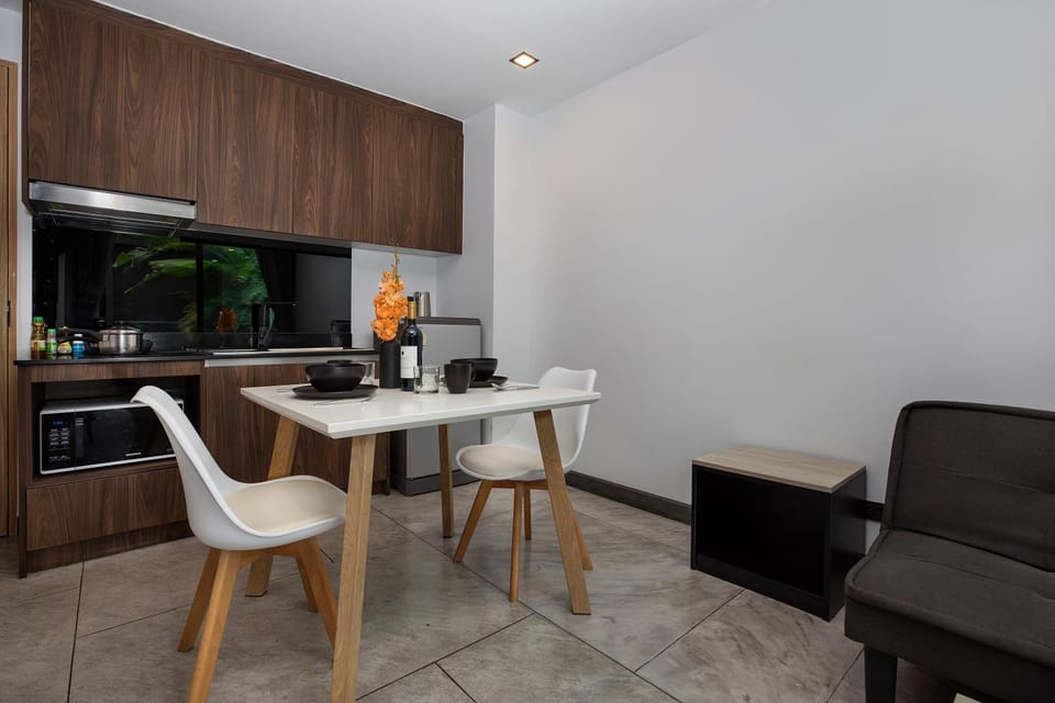 Kitchen or kitchenette, Living room, Seating area, Dining area