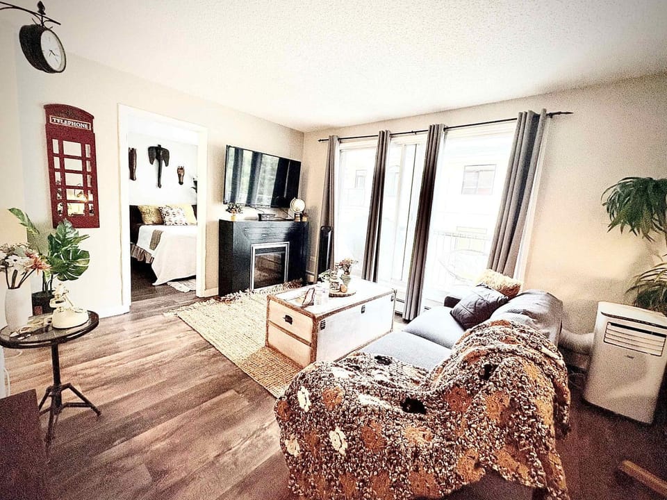 Living room, Photo of the whole room, Seating area, Evening entertainment
