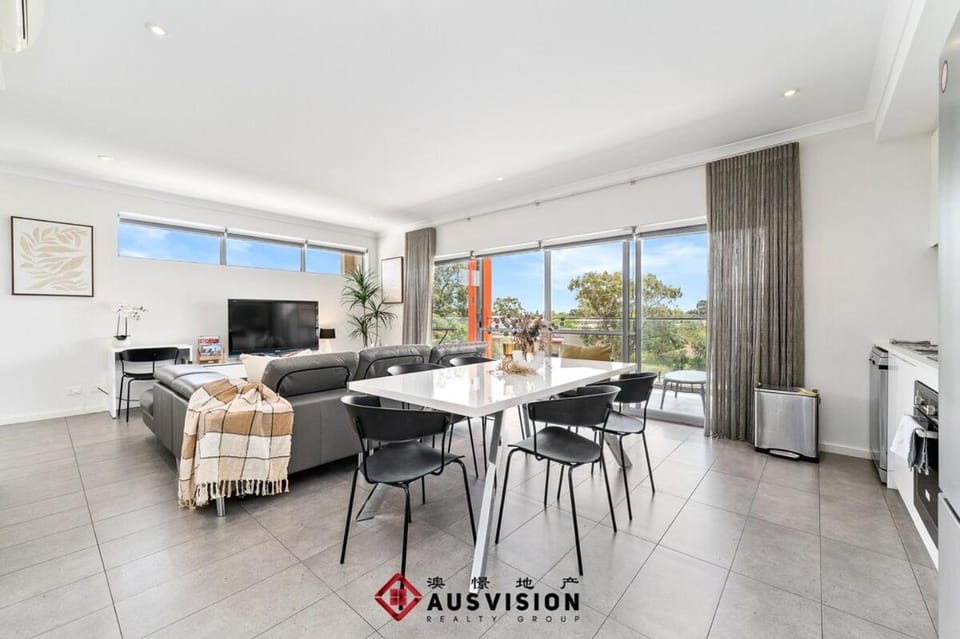 Lakeside Executive Retreat near Westfield Shops Apartment in Perth