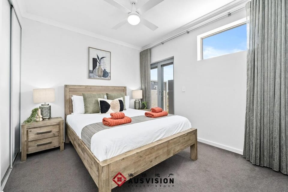 Lakeside Executive Retreat near Westfield Shops Apartment in Perth