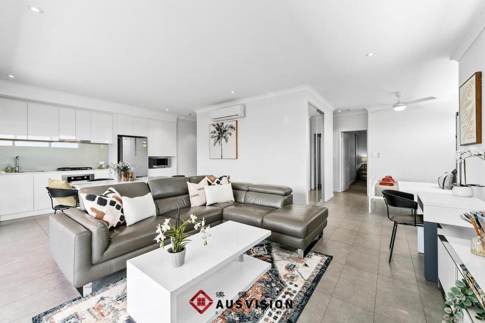 Lakeside Executive Retreat near Westfield Shops Apartment in Perth