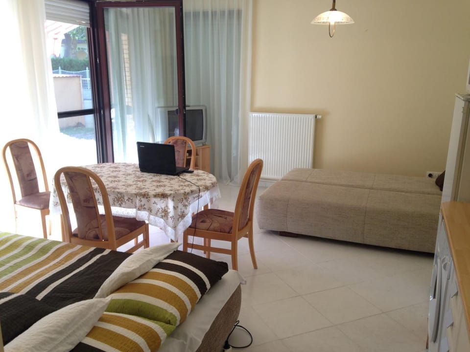 Nikola Apartman Udvari Medence Siófok Apartment in Siófok
