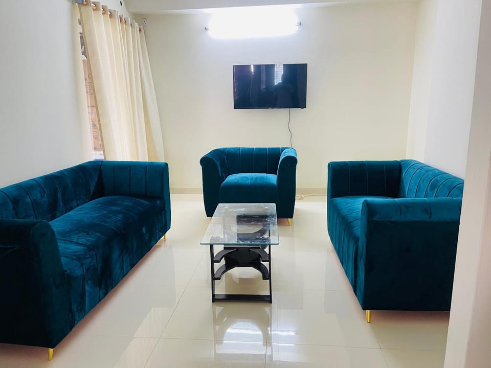 TV and multimedia, Living room, Seating area, Evening entertainment