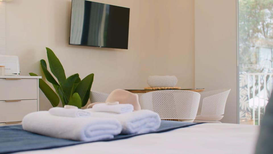 Bed, TV and multimedia, Bedroom, towels