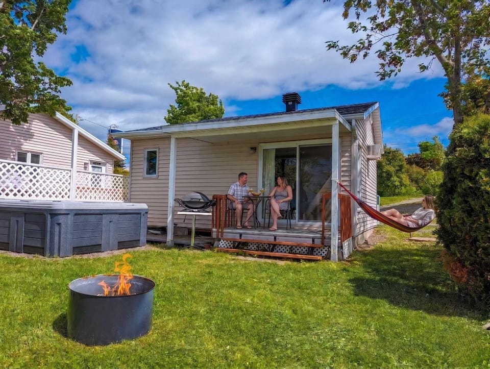 Chalet Studio #3 Waterfront with Spa, Fireplace & Wifi Chalet in Quebec