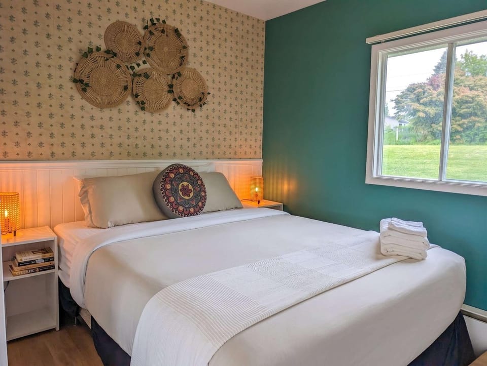 Chalet Studio #3 Waterfront with Spa, Fireplace & Wifi Chalet in Quebec