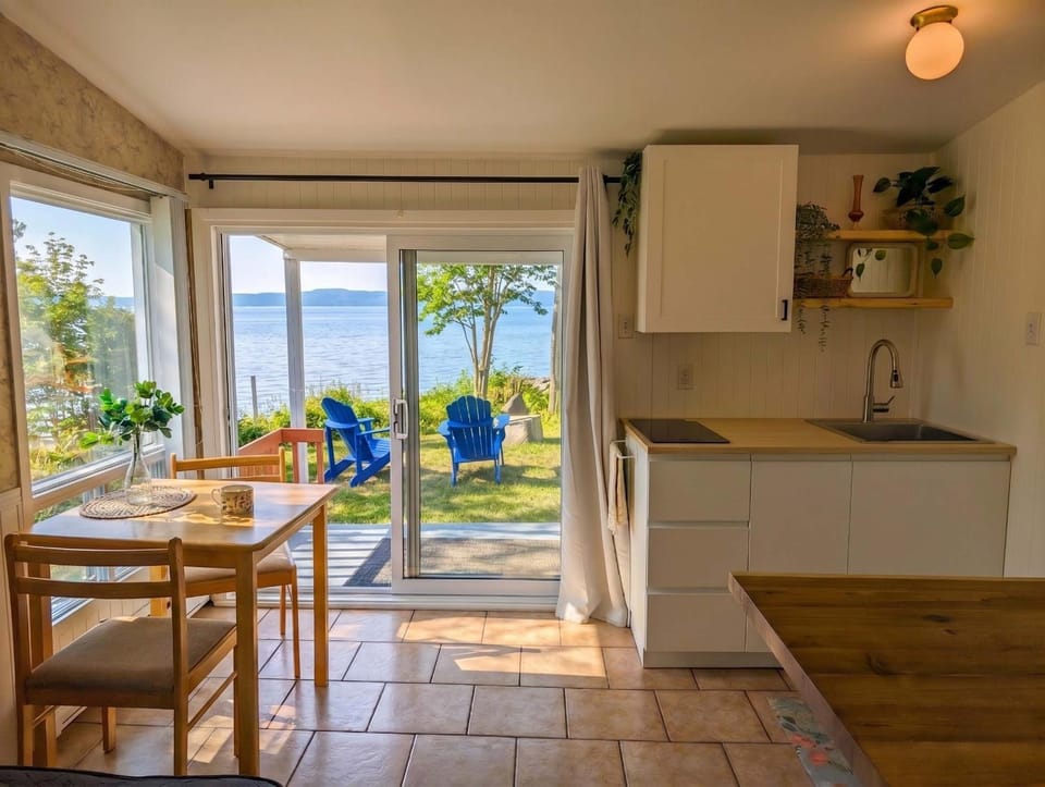 Chalet Studio #3 Waterfront with Spa, Fireplace & Wifi Chalet in Quebec
