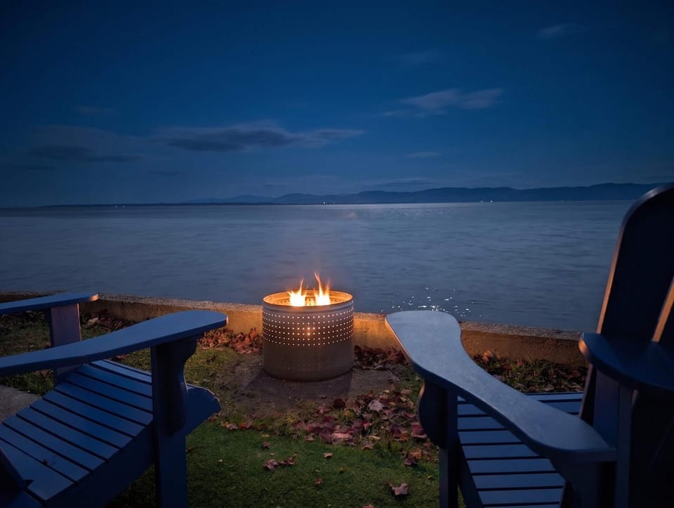 Chalet Studio #5 Waterfront with Spa, Fireplace & Wifi Chalet in Maine