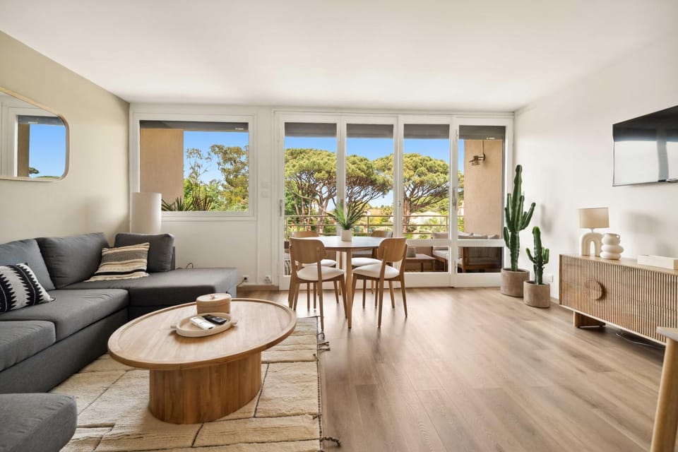 TV and multimedia, Seating area, Dining area