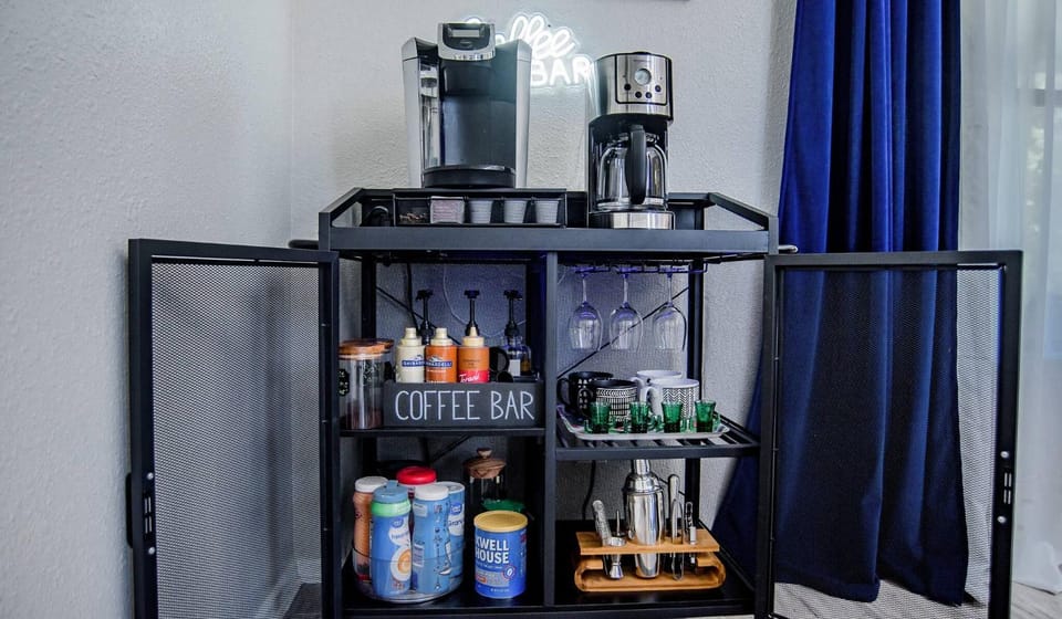 Coffee/tea facilities, Food and drinks, Food