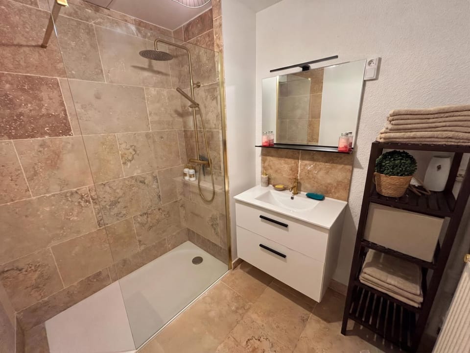 Shower, Bathroom, towels