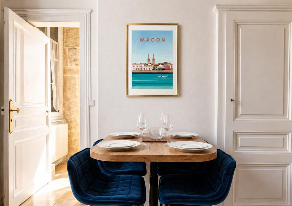 Kitchen or kitchenette, Seating area, Dining area