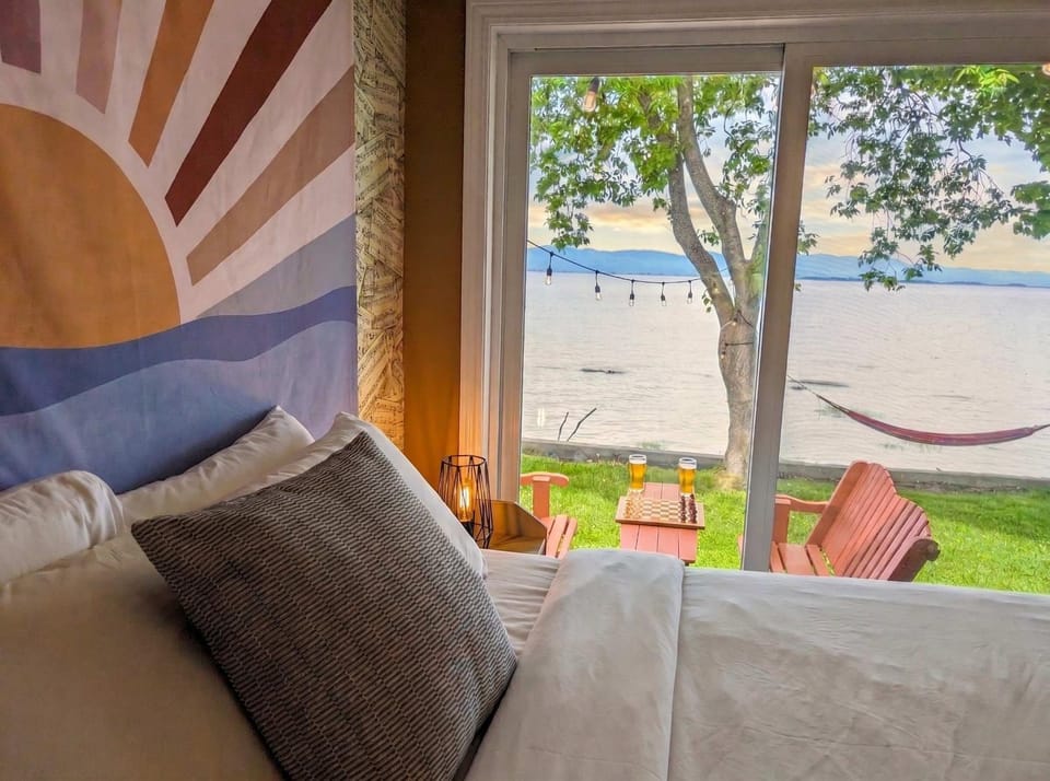 Chalet #7 Waterfront with Spa, Fireplace Wifi & AC Chalet in Maine