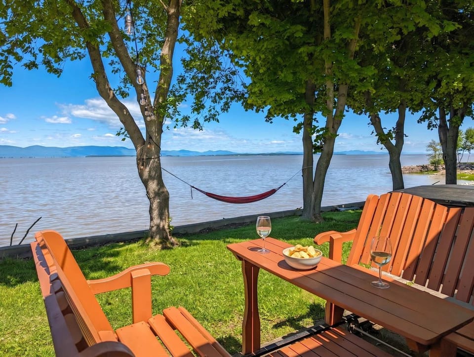 Chalet #7 Waterfront with Spa, Fireplace Wifi & AC Chalet in Maine