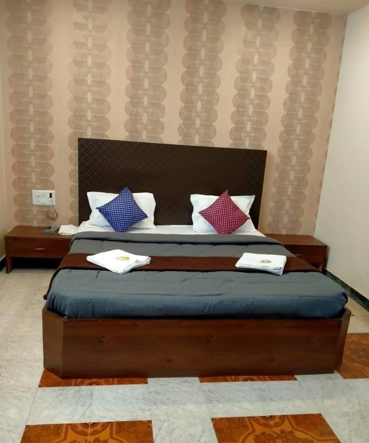 Bed, Living room, Photo of the whole room, Bedroom