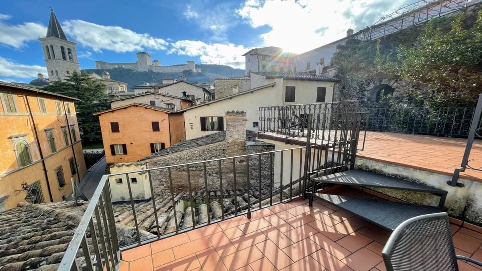 6 guests apt with terrace in pedestrian historic centre of Spoleto Apartment in Spoleto
