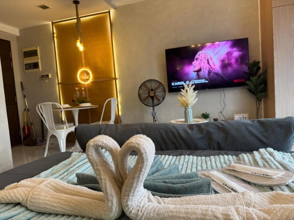 Netflix and WiFi Staycation Viceroy Walk to Venice Grand Canal Apartment in Makati