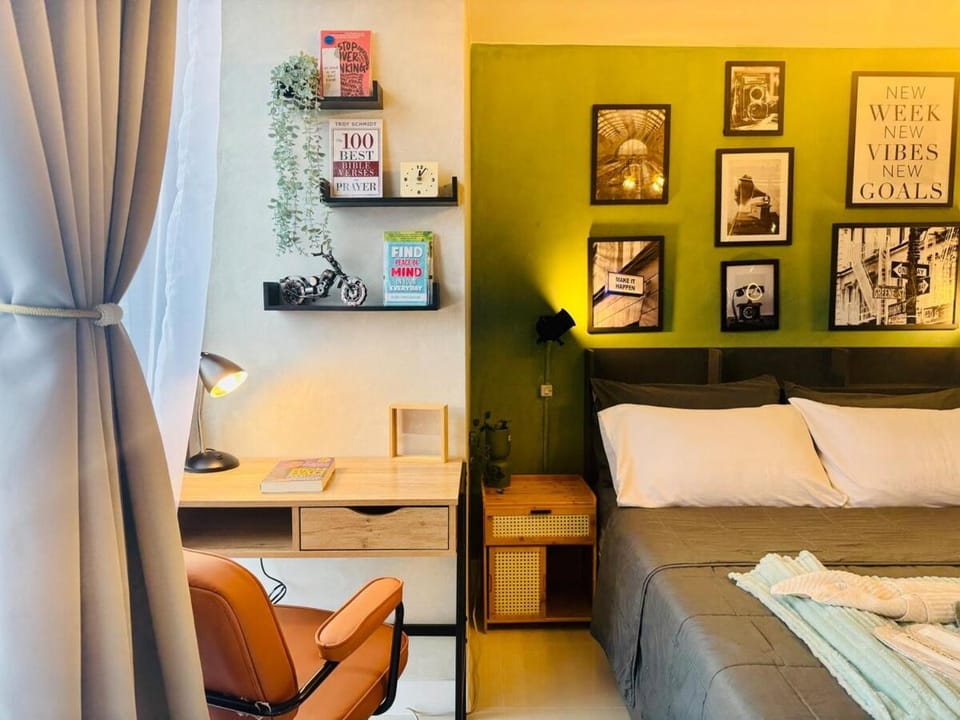 Netflix and WiFi Staycation Viceroy Walk to Venice Grand Canal Apartment in Makati