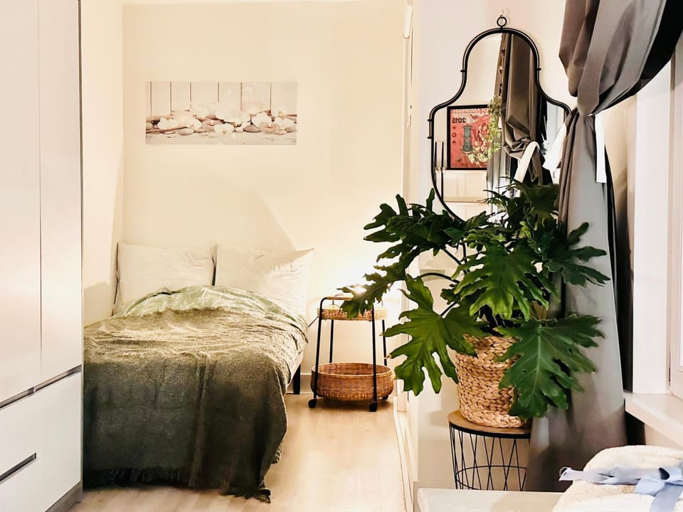 Nice bedroom with little balcony, 5 minutes from Metro and 10 minutes from Ahoy Vacation rental in Rotterdam