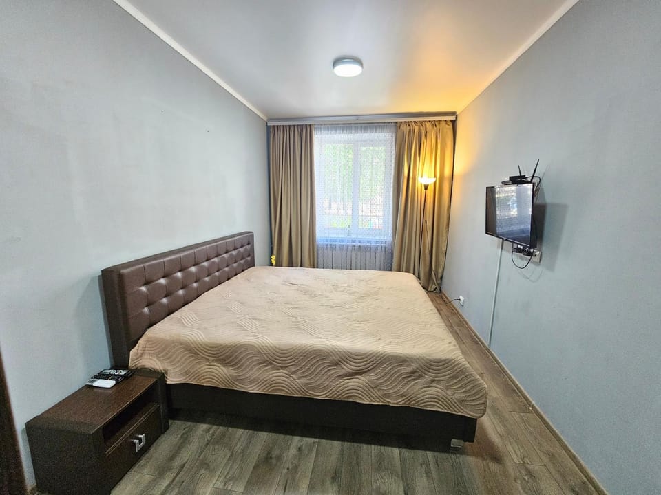 Bed, TV and multimedia, Photo of the whole room, Bedroom