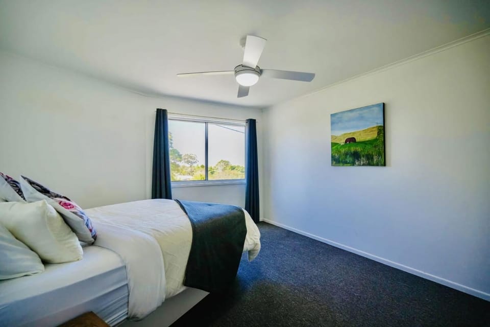 Bed, Photo of the whole room, Bedroom, air conditioner