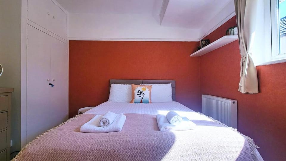 NEW Summer Beach Escape With Garden And Parking Bay Apartment in Poole