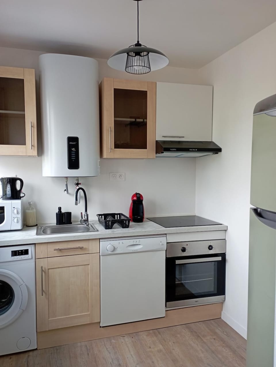Coffee/tea facilities, dishwasher, oven, stove, toaster, washing machine