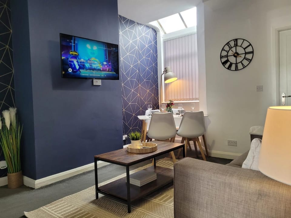 Decorative detail, Seating area, Dining area, Entertainment, heating