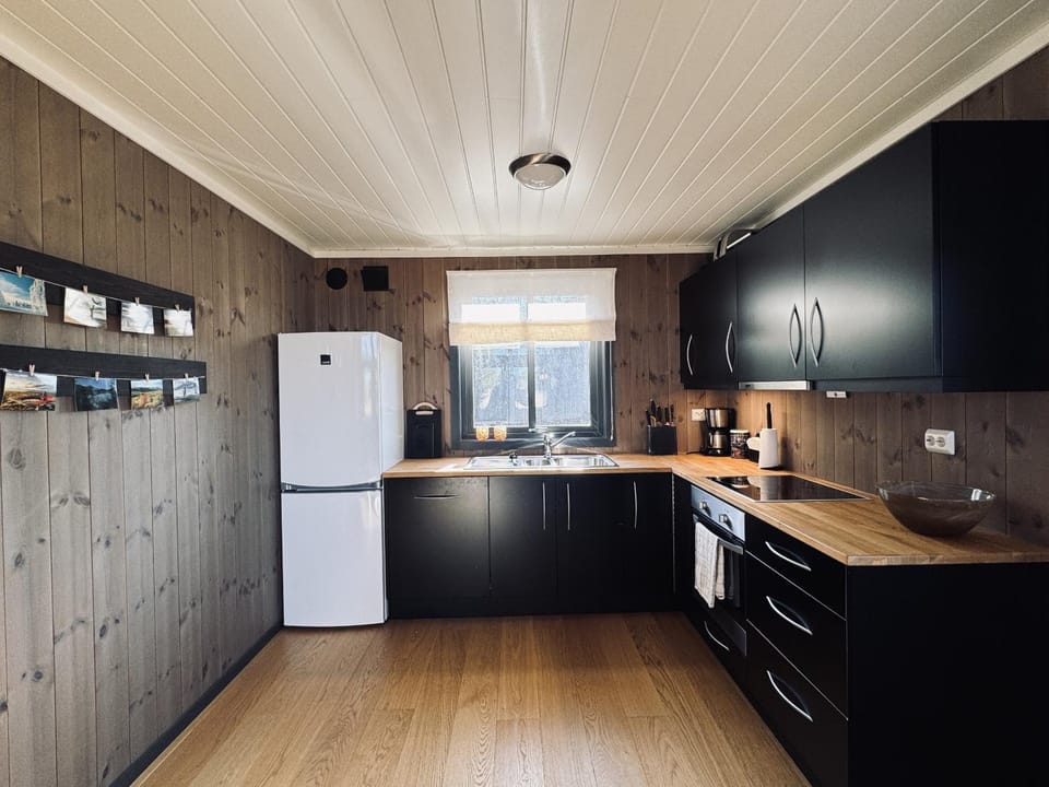 Coffee/tea facilities, Kitchen or kitchenette, dishwasher, oven, stove, kitchen
