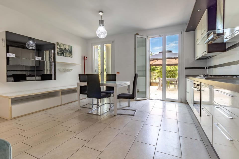 Living room, Dining area, oven, stove