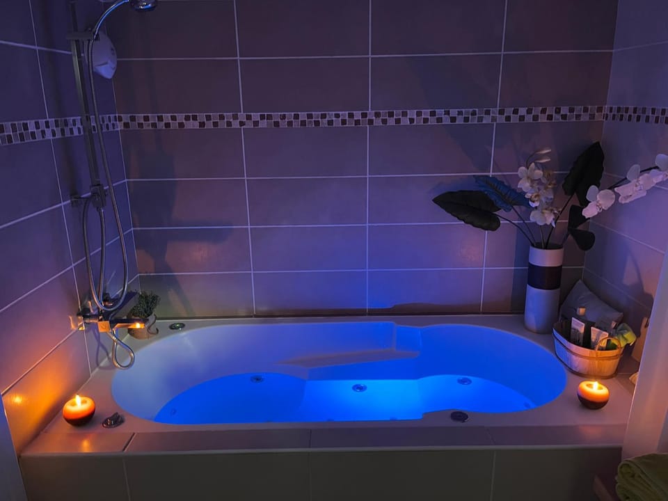 Hot Tub, Bathroom