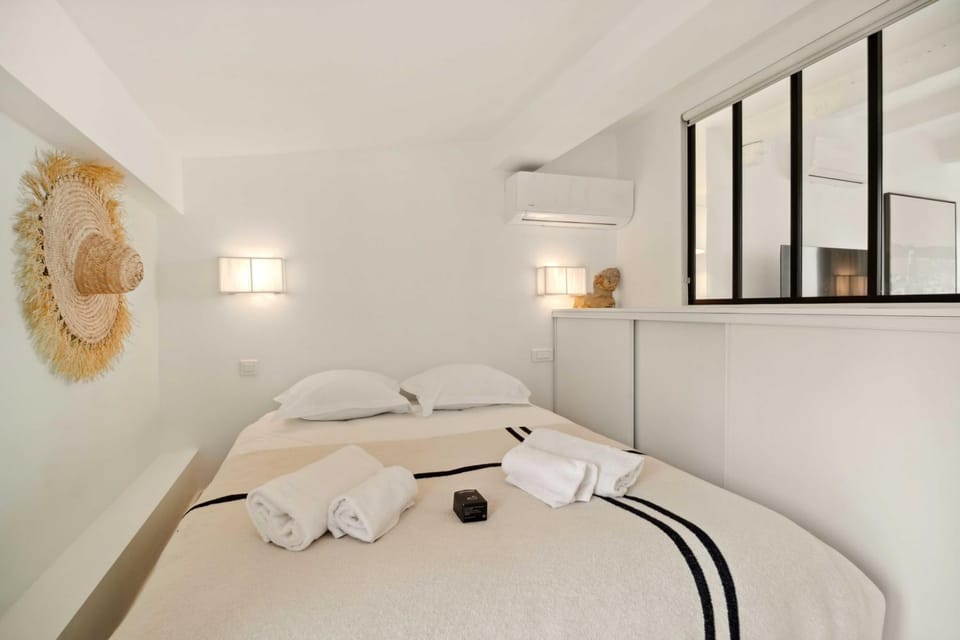 Bed, Bedroom, towels