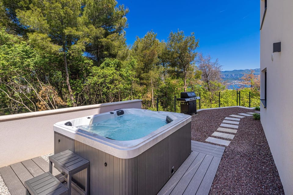 Natural landscape, BBQ facilities, Hot Tub