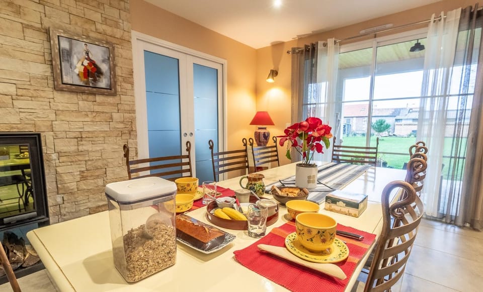 Food and drinks, Dining area, Food, Breakfast, Drinks