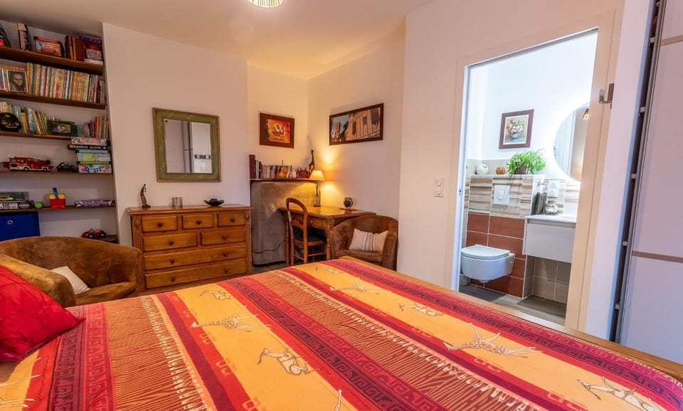 Toilet, Bed, Photo of the whole room, Seating area, Bedroom