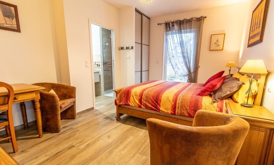 Shower, Bed, Photo of the whole room, Bedroom