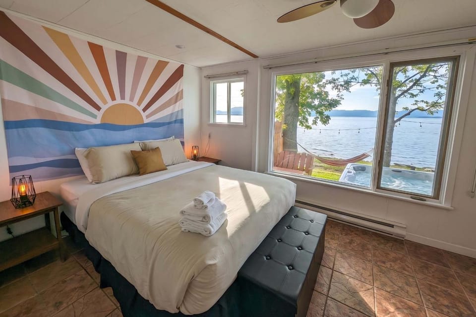 Chalet #9 Waterfront with Spa, Fireplace Wifi & AC Chalet in Maine