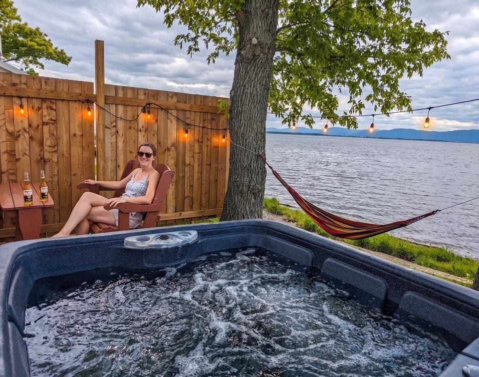Chalet #9 Waterfront with Spa, Fireplace Wifi & AC Chalet in Maine