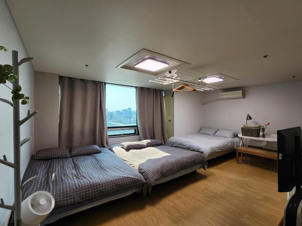 Bed, TV and multimedia, Photo of the whole room, Bedroom, fireplace, air conditioner