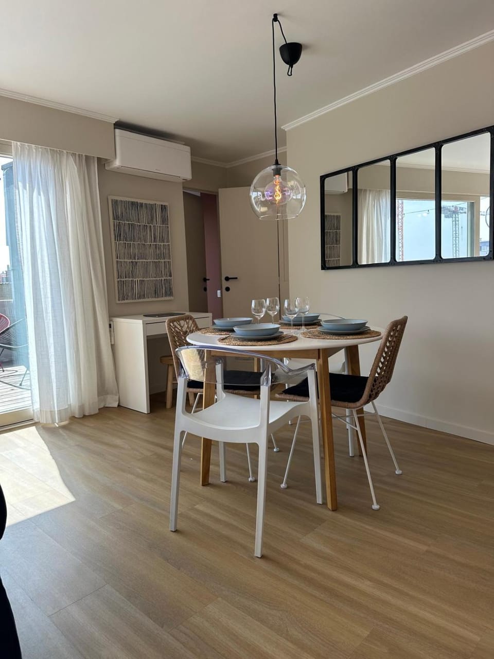 Seating area, Dining area, air conditioner