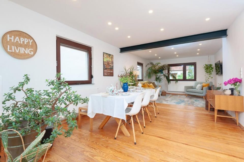 Living room, Seating area, Dining area