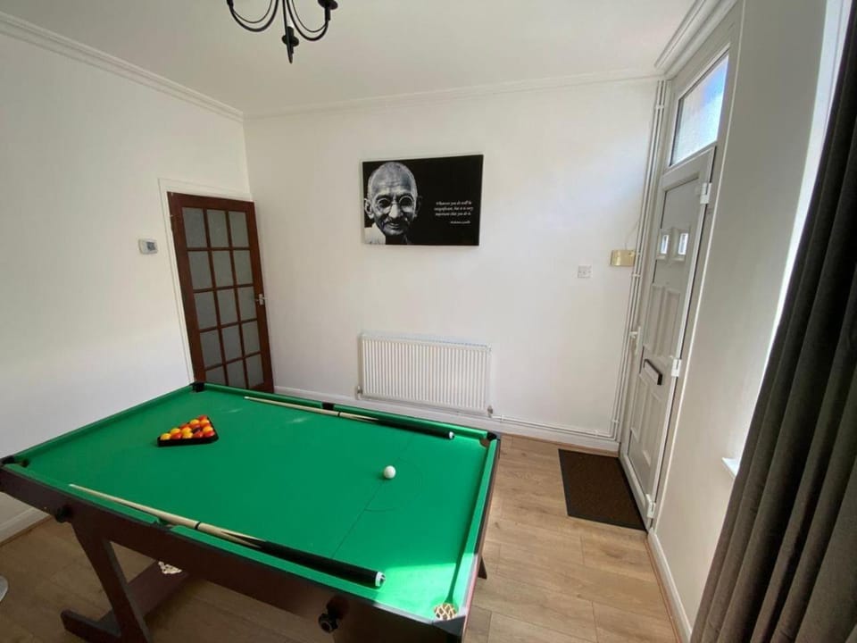 Billiard, Game Room