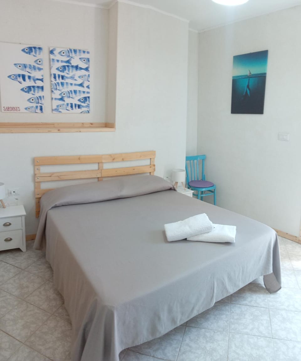 Photo of the whole room, Bedroom, towels
