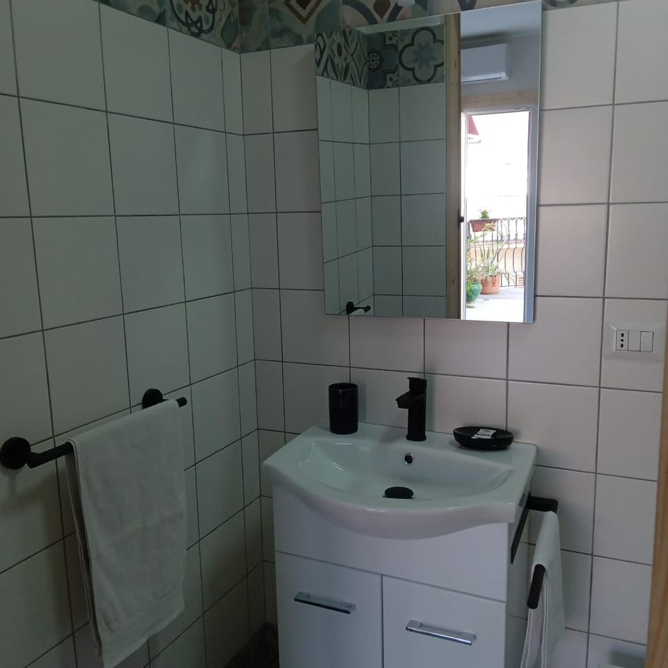 Bathroom, towels