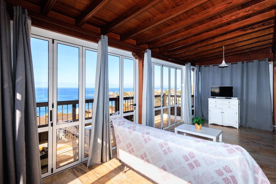 TV and multimedia, Balcony/Terrace, Living room, Photo of the whole room, Sea view