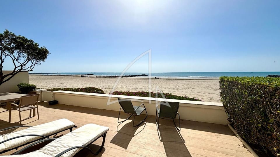 View (from property/room), Balcony/Terrace, Beach