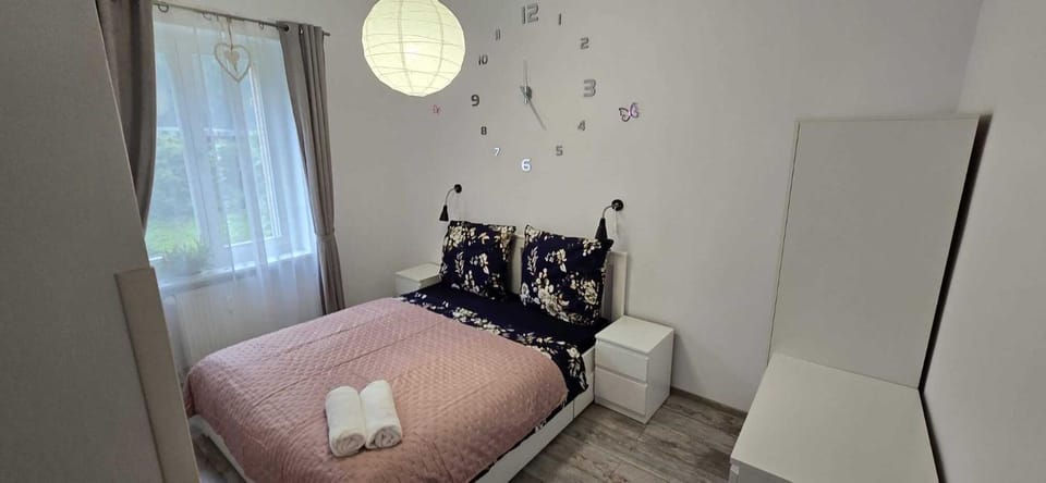 Bedroom, towels
