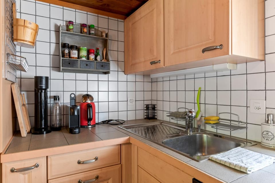 Kitchen or kitchenette, dishwasher, stove
