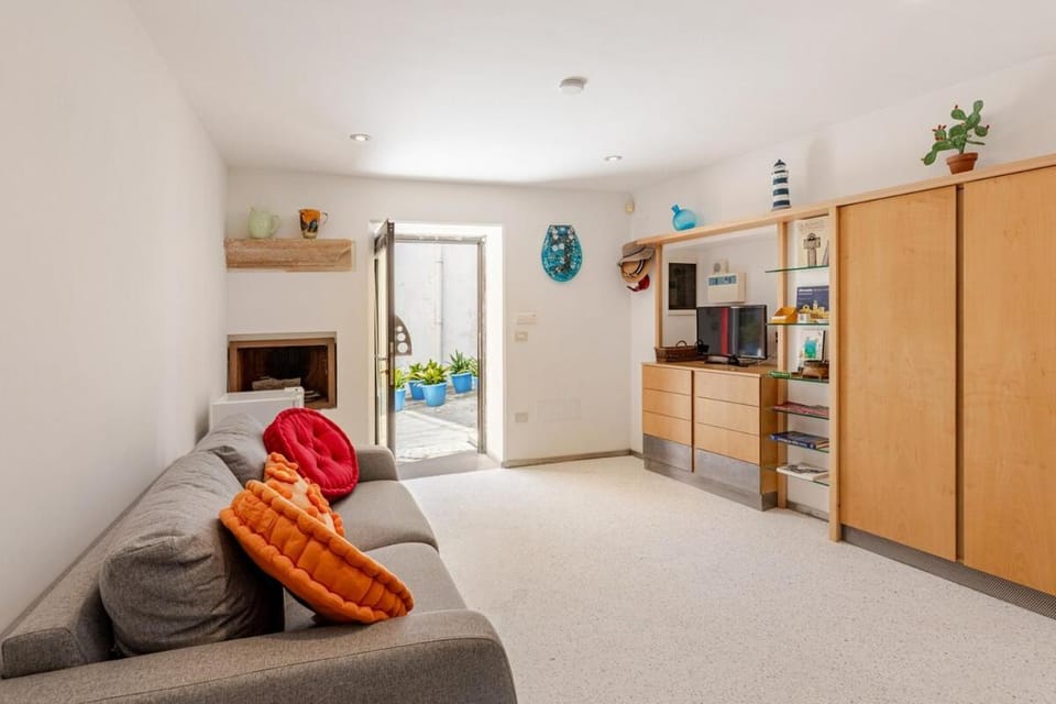 Bed, TV and multimedia, Living room, Photo of the whole room, Seating area, Evening entertainment, wardrobe