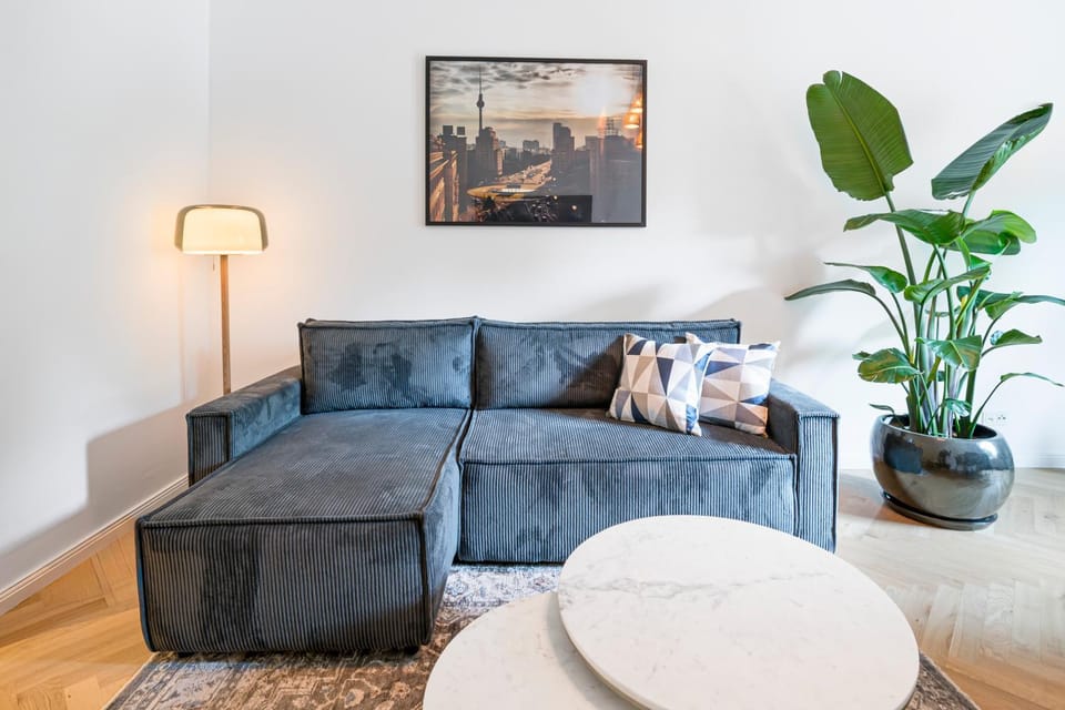 The Bornholmer, Spacious 100m2, Ideal for Groups & Families, 2BR, huge living room, 4 - 8 Guests Apartment in Berlin